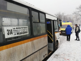 Утром в ДТП с КамАЗом и автобусом в Подмосковье пострадал человек