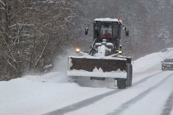 Последствия снегопада продолжают ликвидировать в Брянской области