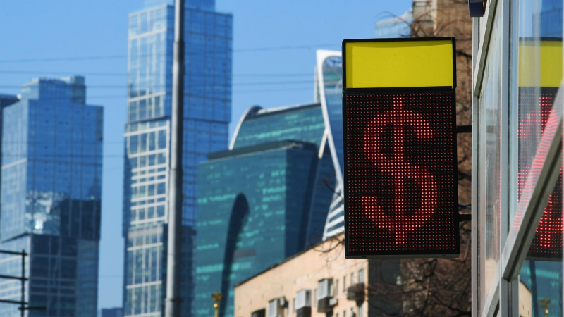 Курс доллара впервые с сентября опустился ниже 90 рублей