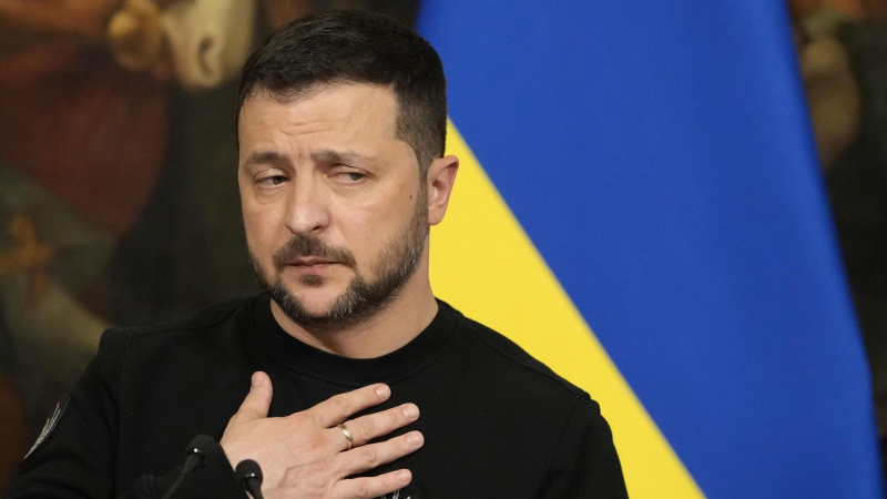 На Украине думают, что Запад готовит Зеленскому золотое изгнание